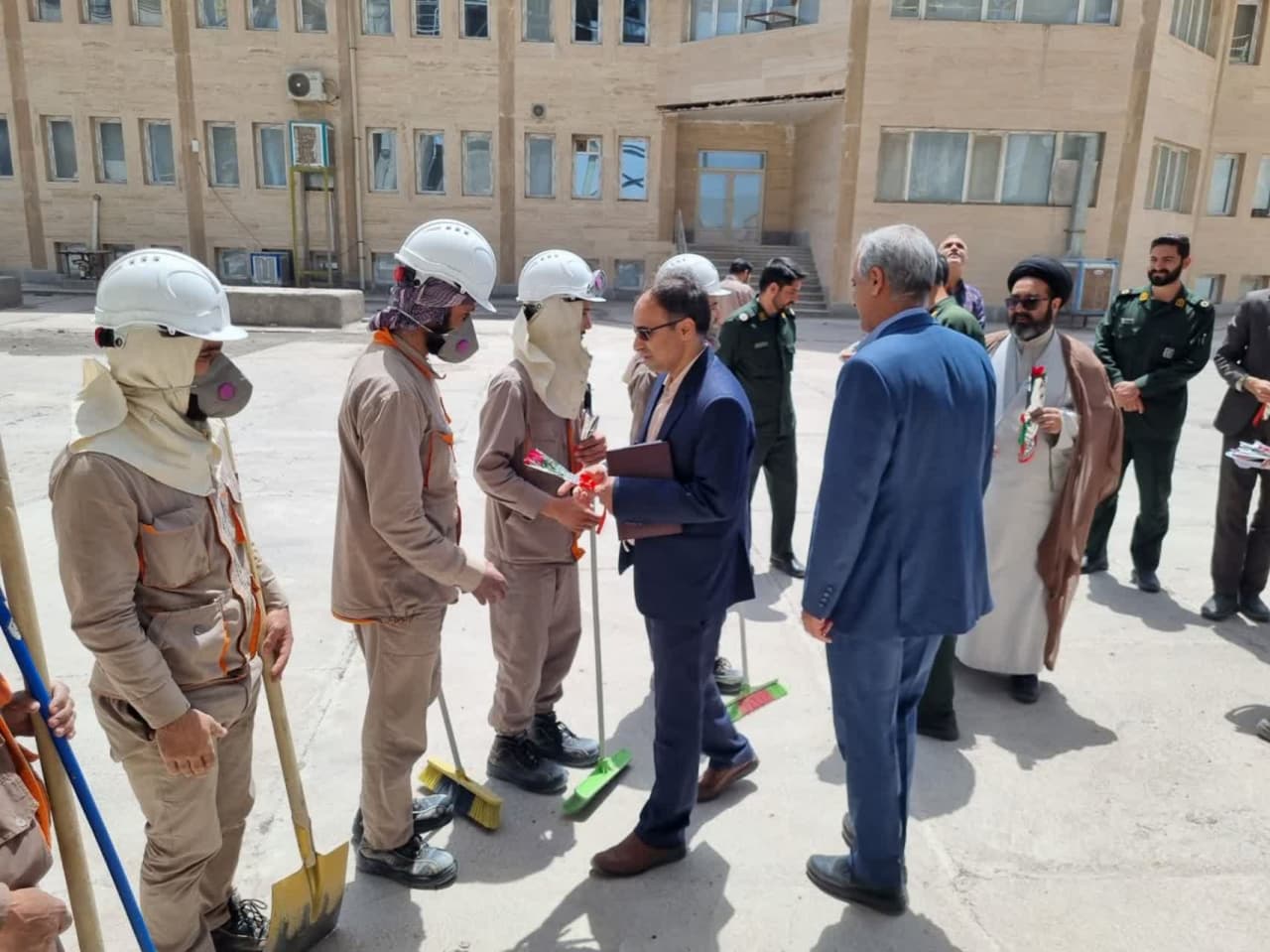 تقدیر از کارگران خط تولید کارخانه سیمان باقران  در هفته کار و کارگر